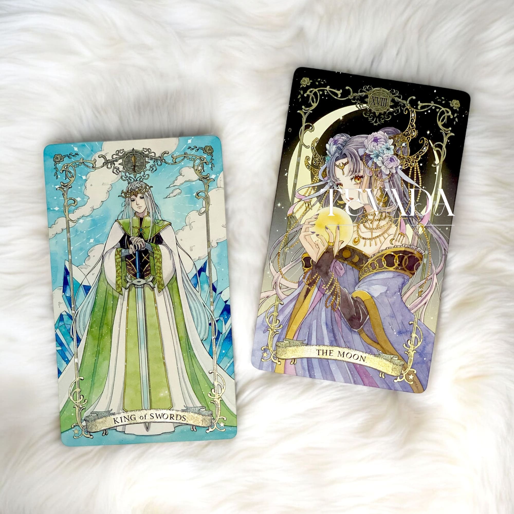 Débloquez la magie de la divination avec le Tarot Avalon Revelation DELUXE ! Ce jeu de 78 cartes présente de superbes aquarelles inspirées de la mythologique Avalon pour des conseils intuitifs et une croissance personnelle.