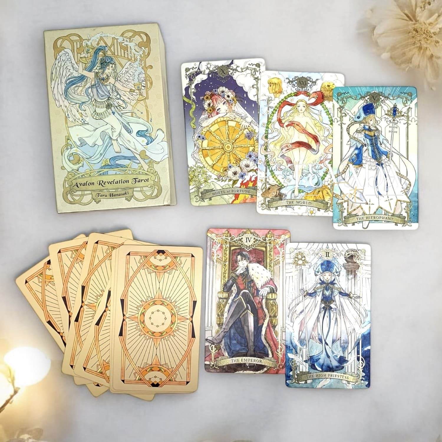 Débloquez la magie de la divination avec le Tarot Avalon Revelation DELUXE ! Ce jeu de 78 cartes présente de superbes aquarelles inspirées de la mythologique Avalon pour des conseils intuitifs et une croissance personnelle.