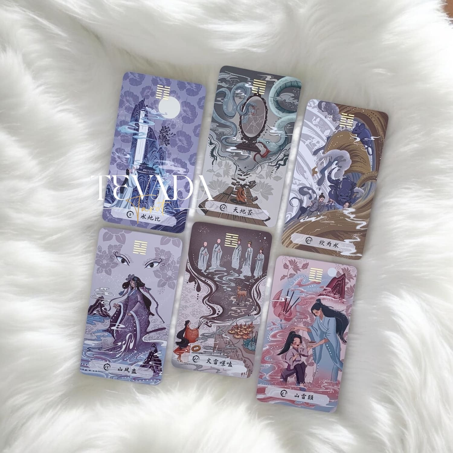Desbloquea la sabiduría eterna con Las Cartas de los Cambios. Esta baraja de oráculos de 64 cartas inspirada en el I-Ching te guía a través de la transformación y la autorreflexión con conocimientos intuitivos y un diseño elegante.