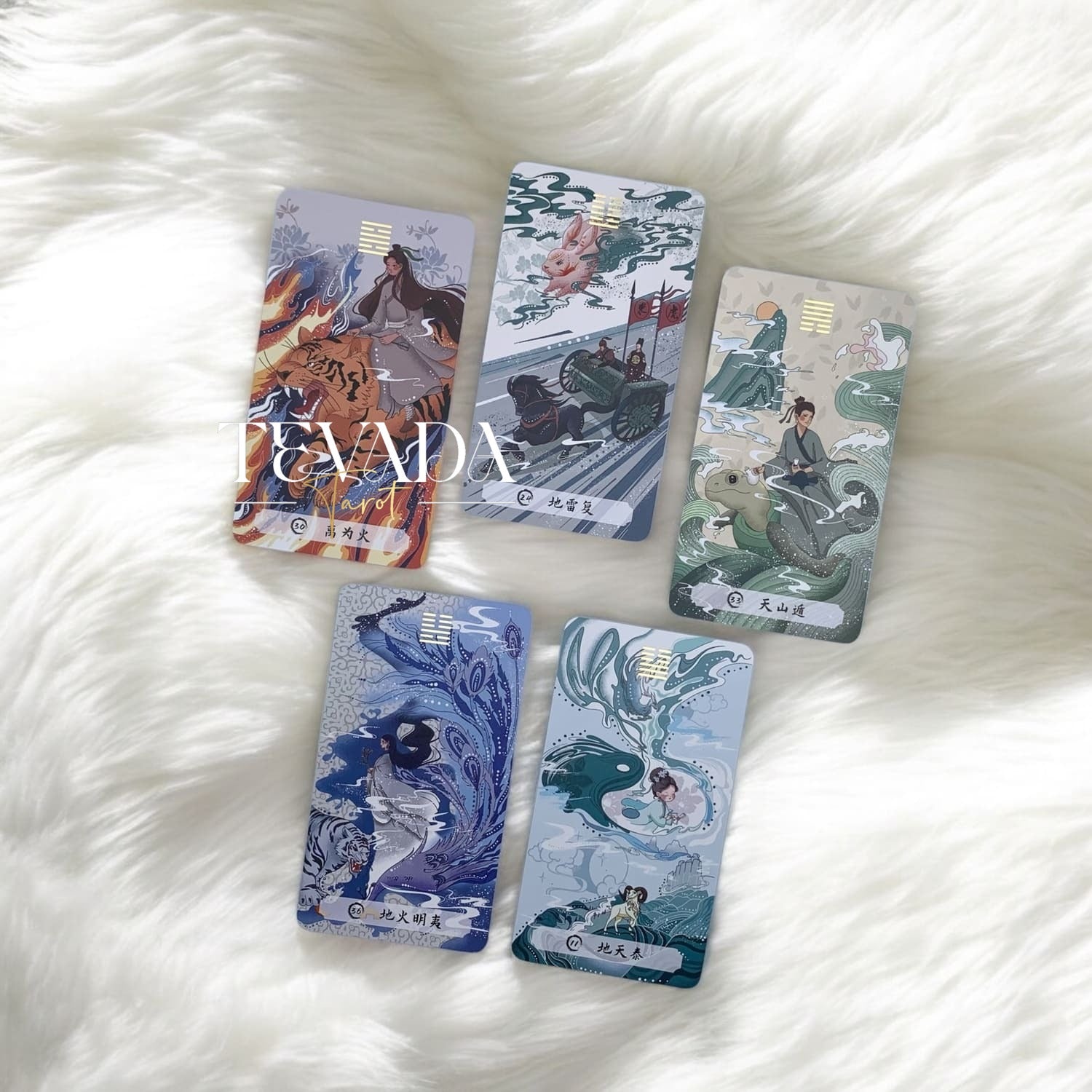 Desbloquea la sabiduría eterna con Las Cartas de los Cambios. Esta baraja de oráculos de 64 cartas inspirada en el I-Ching te guía a través de la transformación y la autorreflexión con conocimientos intuitivos y un diseño elegante.