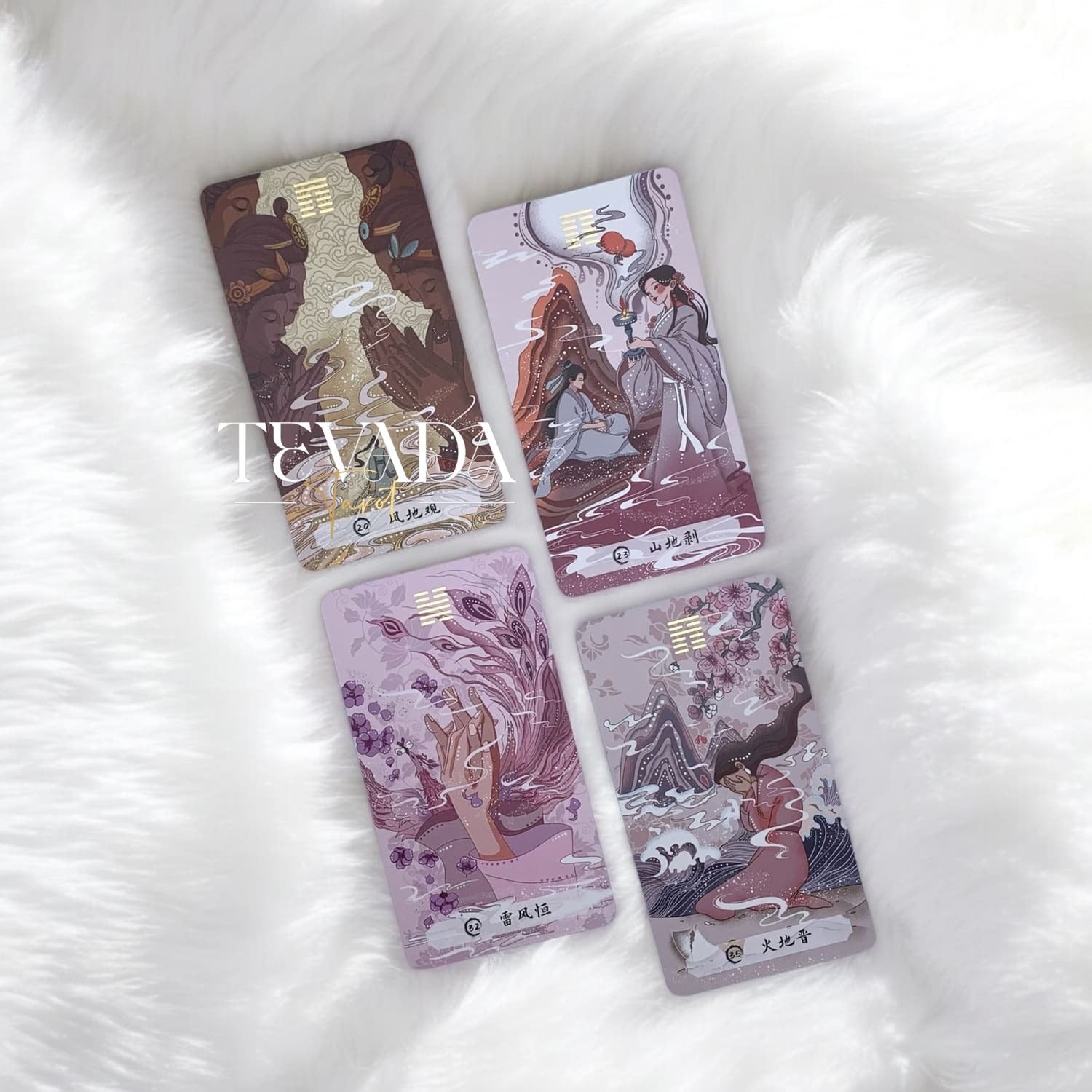 Desbloquea la sabiduría eterna con Las Cartas de los Cambios. Esta baraja de oráculos de 64 cartas inspirada en el I-Ching te guía a través de la transformación y la autorreflexión con conocimientos intuitivos y un diseño elegante.