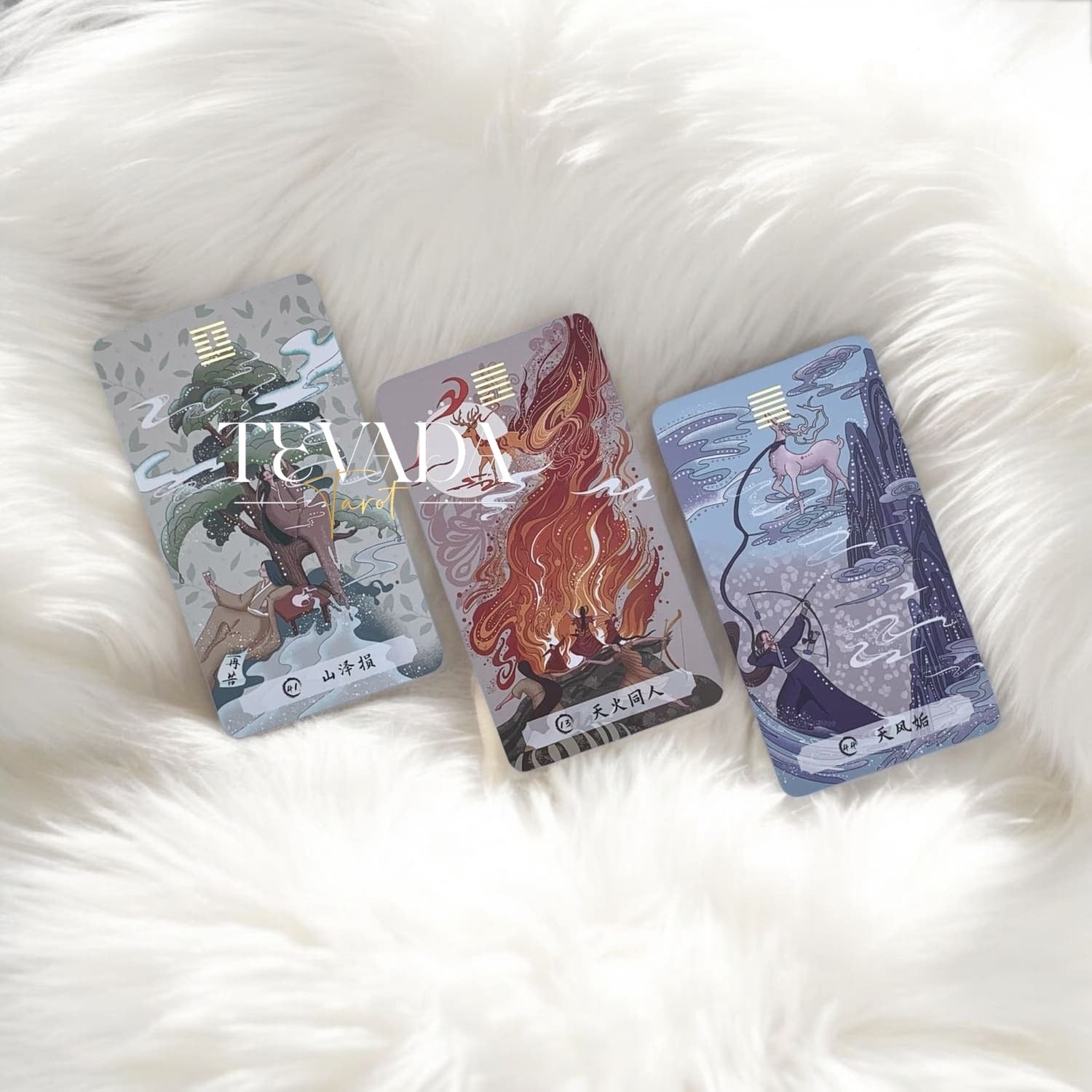 Desbloquea la sabiduría eterna con Las Cartas de los Cambios. Esta baraja de oráculos de 64 cartas inspirada en el I-Ching te guía a través de la transformación y la autorreflexión con conocimientos intuitivos y un diseño elegante.