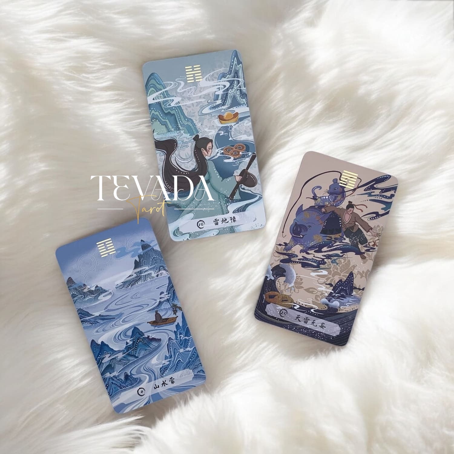 Desbloquea la sabiduría eterna con Las Cartas de los Cambios. Esta baraja de oráculos de 64 cartas inspirada en el I-Ching te guía a través de la transformación y la autorreflexión con conocimientos intuitivos y un diseño elegante.