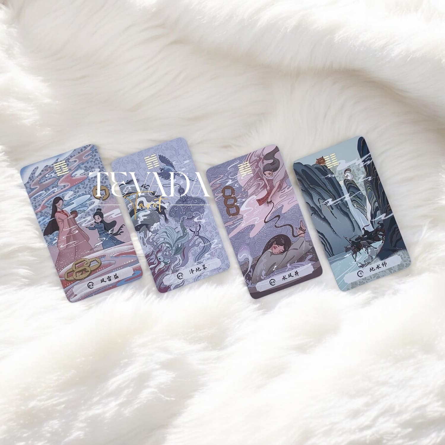 Desbloquea la sabiduría eterna con Las Cartas de los Cambios. Esta baraja de oráculos de 64 cartas inspirada en el I-Ching te guía a través de la transformación y la autorreflexión con conocimientos intuitivos y un diseño elegante.