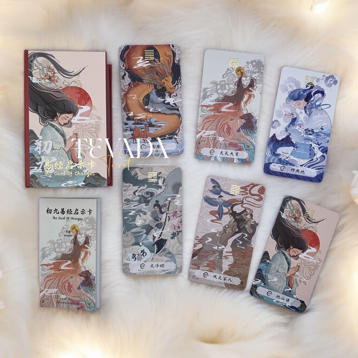 Desbloquea la sabiduría eterna con Las Cartas de los Cambios. Esta baraja de oráculos de 64 cartas inspirada en el I-Ching te guía a través de la transformación y la autorreflexión con conocimientos intuitivos y un diseño elegante.