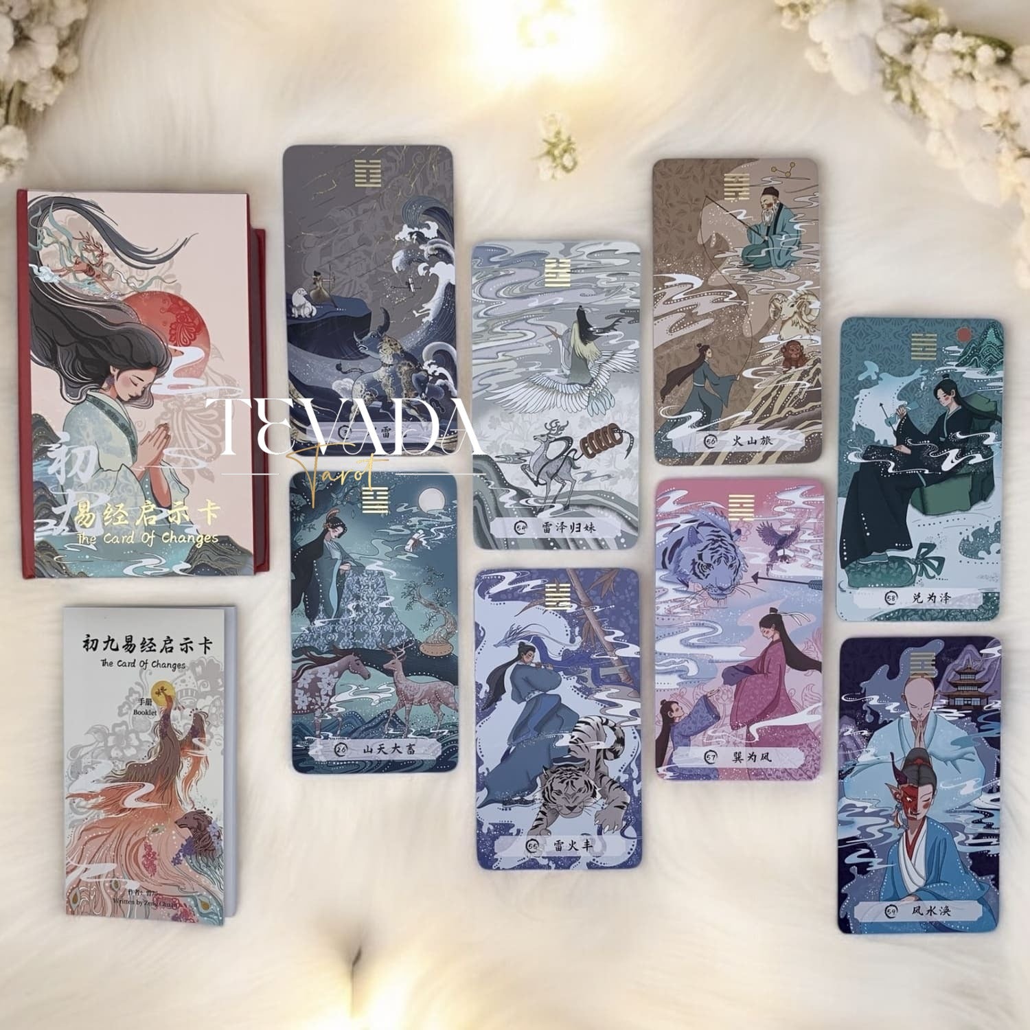 Desbloquea la sabiduría eterna con Las Cartas de los Cambios. Esta baraja de oráculos de 64 cartas inspirada en el I-Ching te guía a través de la transformación y la autorreflexión con conocimientos intuitivos y un diseño elegante.