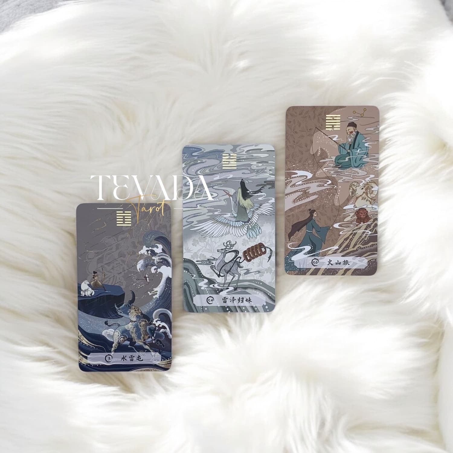Desbloquea la sabiduría eterna con Las Cartas de los Cambios. Esta baraja de oráculos de 64 cartas inspirada en el I-Ching te guía a través de la transformación y la autorreflexión con conocimientos intuitivos y un diseño elegante.