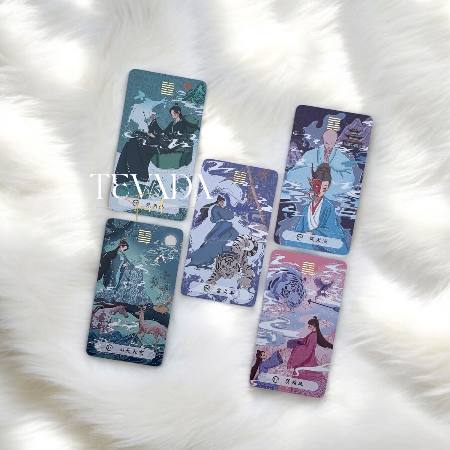 Desbloquea la sabiduría eterna con Las Cartas de los Cambios. Esta baraja de oráculos de 64 cartas inspirada en el I-Ching te guía a través de la transformación y la autorreflexión con conocimientos intuitivos y un diseño elegante.