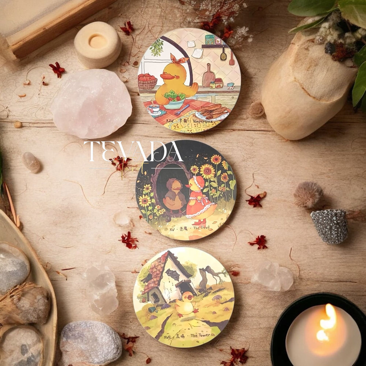 Découvrez le Cleo Duck Tarot, un jeu de 78 cartes contenant des conseils magiques et un art fantaisiste du canard. Parfait pour les lectures intuitives, la découverte de soi et la pratique joyeuse du tarot.