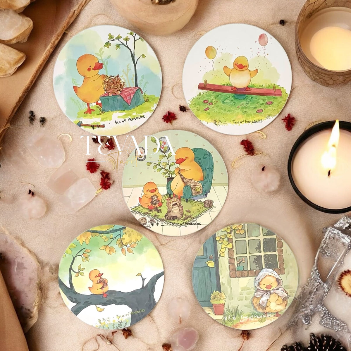Découvrez le Cleo Duck Tarot, un jeu de 78 cartes contenant des conseils magiques et un art fantaisiste du canard. Parfait pour les lectures intuitives, la découverte de soi et la pratique joyeuse du tarot.
