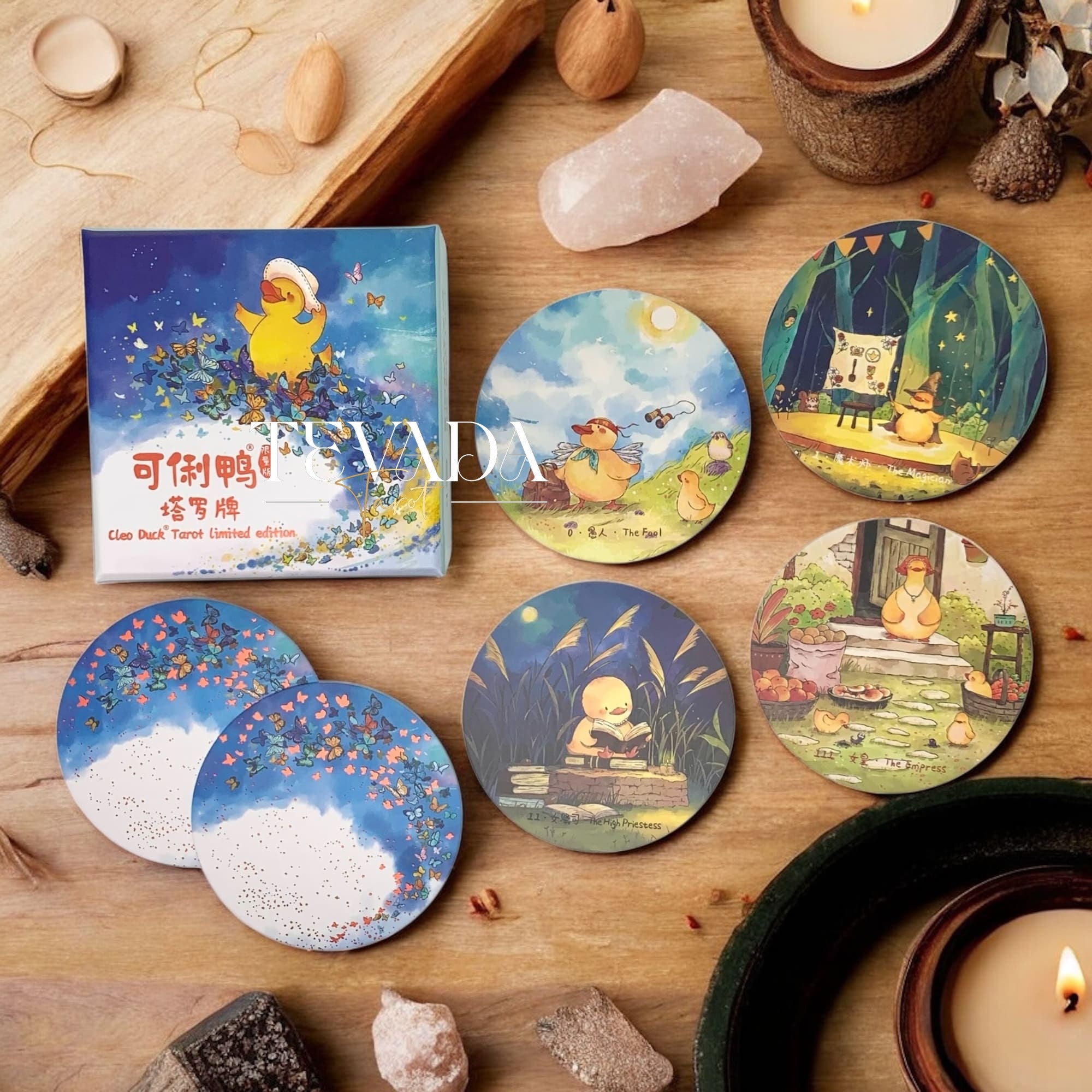 Découvrez le Cleo Duck Tarot, un jeu de 78 cartes contenant des conseils magiques et un art fantaisiste du canard. Parfait pour les lectures intuitives, la découverte de soi et la pratique joyeuse du tarot.