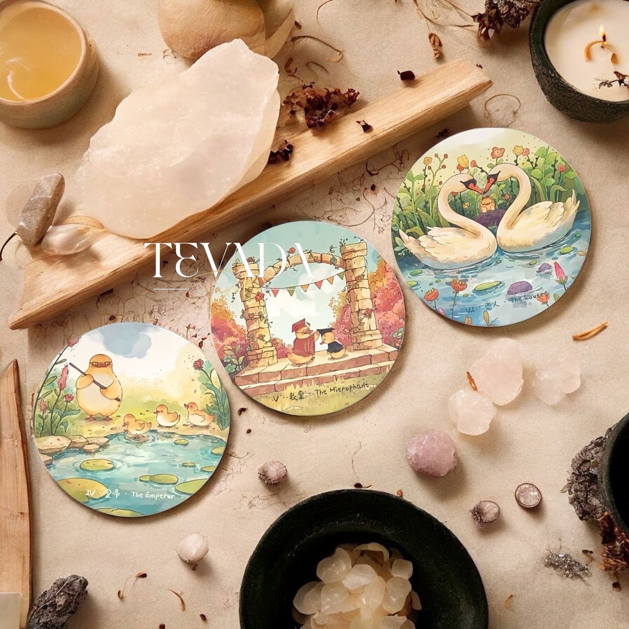 Découvrez le Cleo Duck Tarot, un jeu de 78 cartes contenant des conseils magiques et un art fantaisiste du canard. Parfait pour les lectures intuitives, la découverte de soi et la pratique joyeuse du tarot.