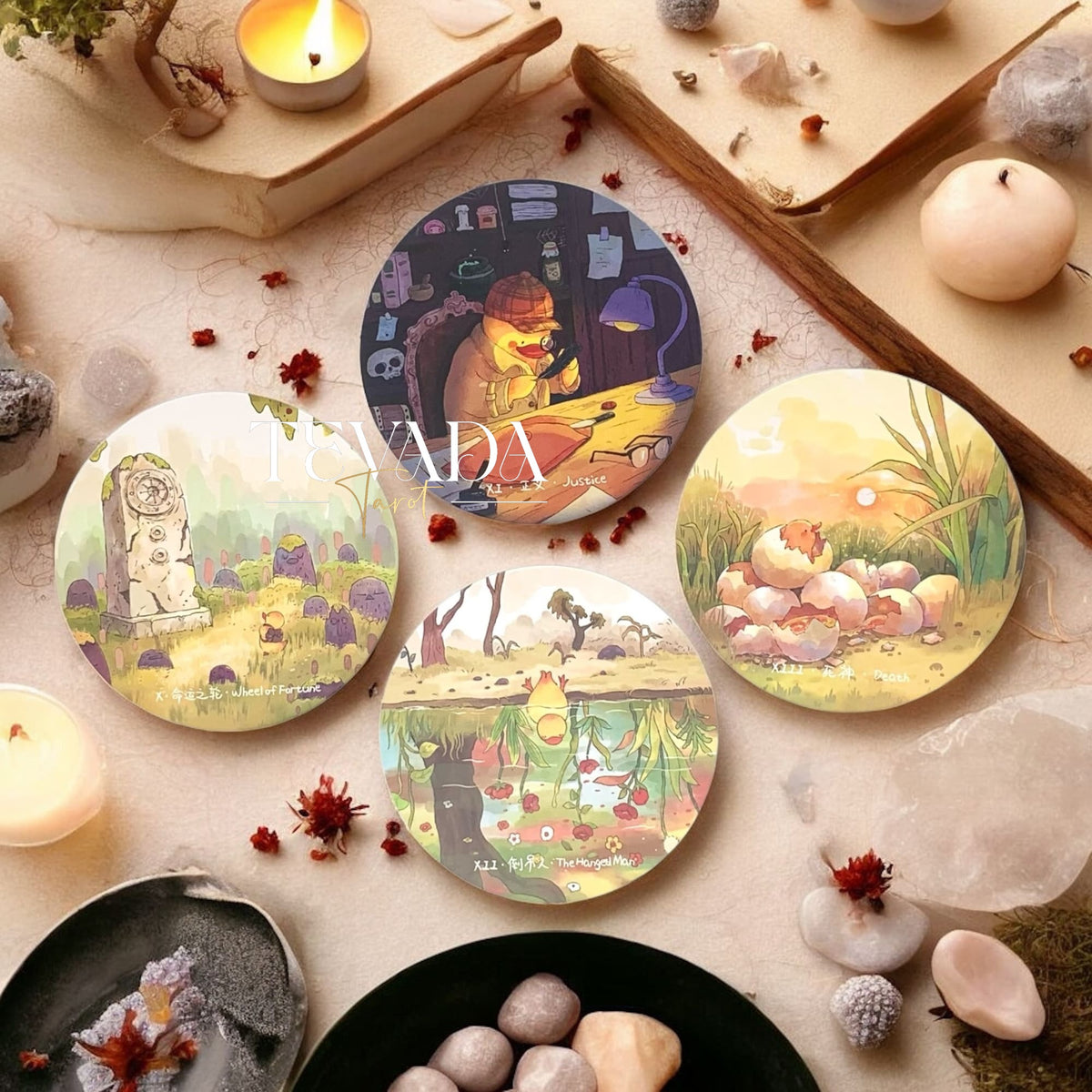 Découvrez le Cleo Duck Tarot, un jeu de 78 cartes contenant des conseils magiques et un art fantaisiste du canard. Parfait pour les lectures intuitives, la découverte de soi et la pratique joyeuse du tarot.