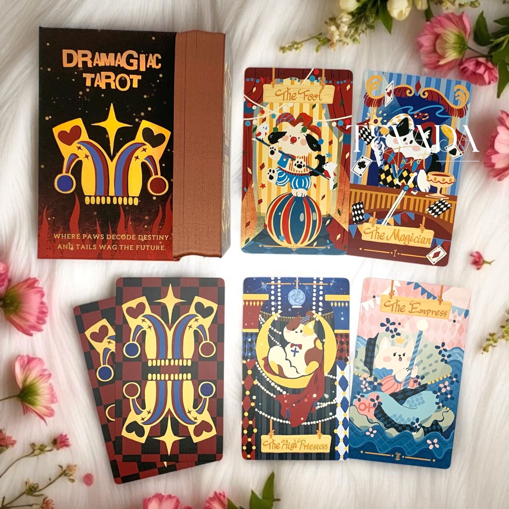 Dramagiac Tarot RED は、毎日のリーディングに喜び、明晰さ、そして魔法の導きをもたらす、かわいい動物をテーマにしたタロットデッキです。