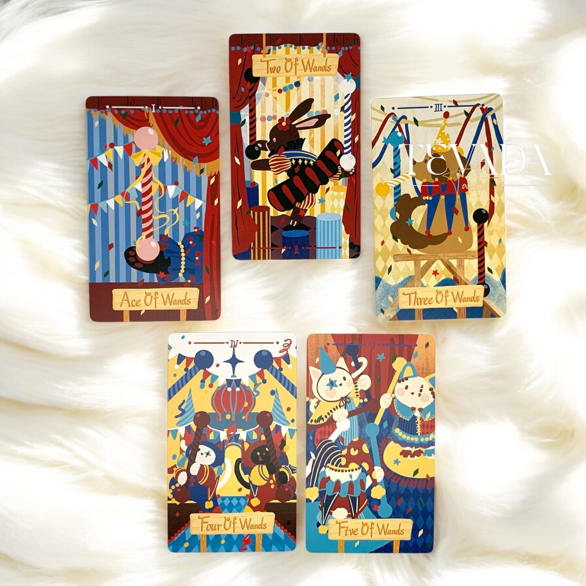 Dramagiac Tarot RED は、毎日のリーディングに喜び、明晰さ、そして魔法の導きをもたらす、かわいい動物をテーマにしたタロットデッキです。