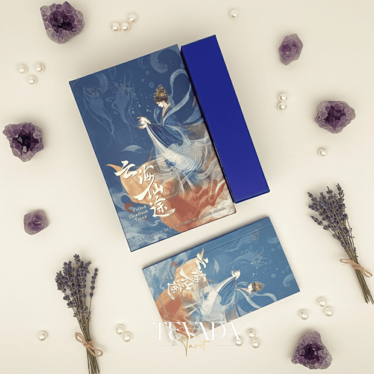 Explora una guía intuitiva con el Fabled Cloudland Tarot Deck DELUXE, un tarot de mitología china de 78 cartas que presenta arte fluido, figuras celestiales y sabiduría simbólica.