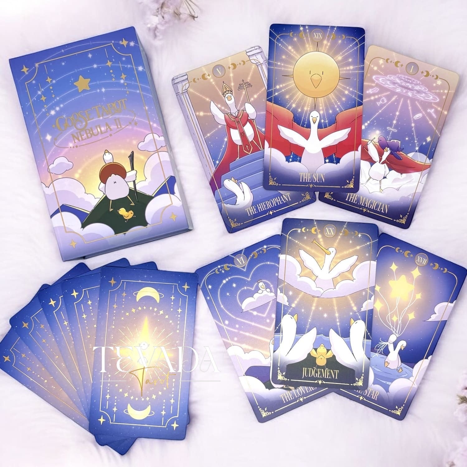 Descubre el Goose Tarot NEBULA II, una baraja de 78 cartas con lindos y aventureros gansos. Perfecta para lecturas intuitivas y crecimiento personal, esta fantástica baraja ofrece guía y claridad mágicas.