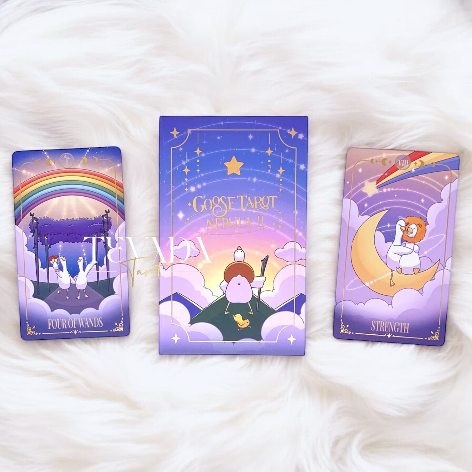 Descubre el Goose Tarot NEBULA II, una baraja de 78 cartas con lindos y aventureros gansos. Perfecta para lecturas intuitivas y crecimiento personal, esta fantástica baraja ofrece guía y claridad mágicas.
