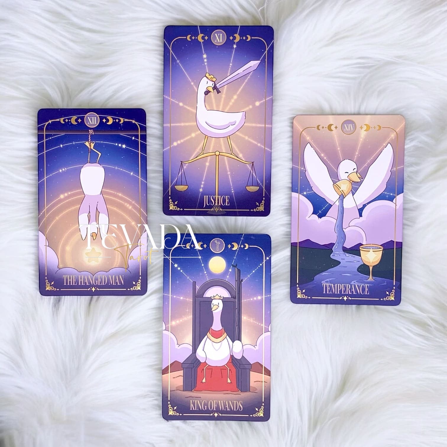 Descubre el Goose Tarot NEBULA II, una baraja de 78 cartas con lindos y aventureros gansos. Perfecta para lecturas intuitivas y crecimiento personal, esta fantástica baraja ofrece guía y claridad mágicas.