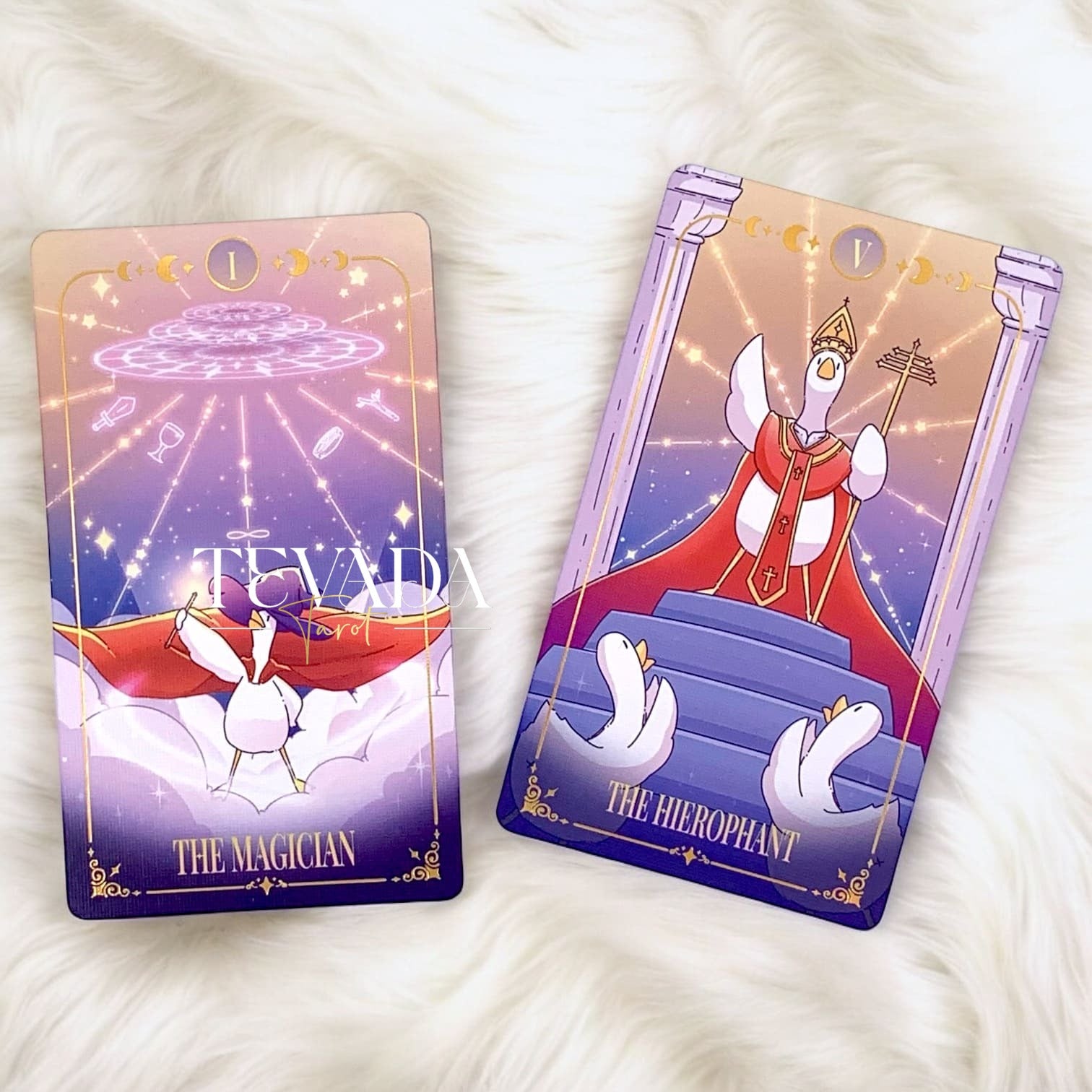 Descubre el Goose Tarot NEBULA II, una baraja de 78 cartas con lindos y aventureros gansos. Perfecta para lecturas intuitivas y crecimiento personal, esta fantástica baraja ofrece guía y claridad mágicas.