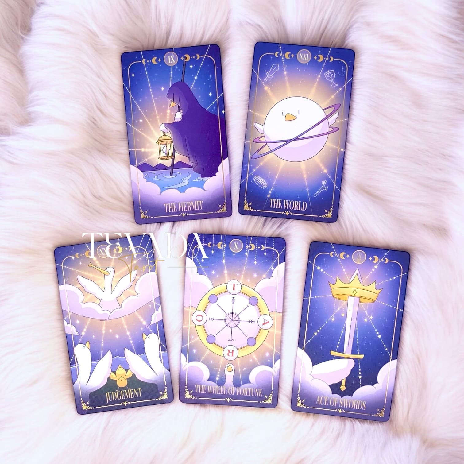Descubre el Goose Tarot NEBULA II, una baraja de 78 cartas con lindos y aventureros gansos. Perfecta para lecturas intuitivas y crecimiento personal, esta fantástica baraja ofrece guía y claridad mágicas.