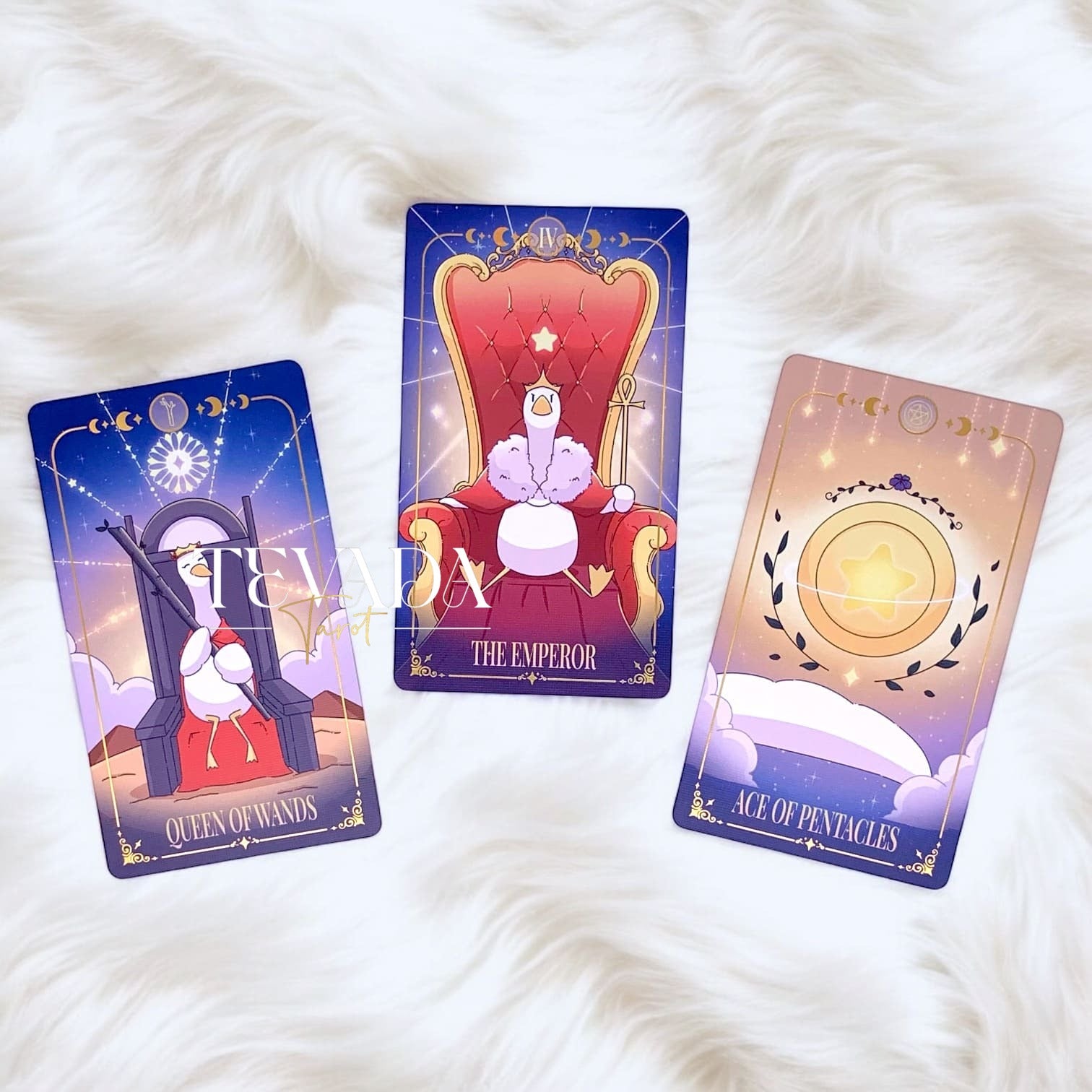 Descubre el Goose Tarot NEBULA II, una baraja de 78 cartas con lindos y aventureros gansos. Perfecta para lecturas intuitivas y crecimiento personal, esta fantástica baraja ofrece guía y claridad mágicas.