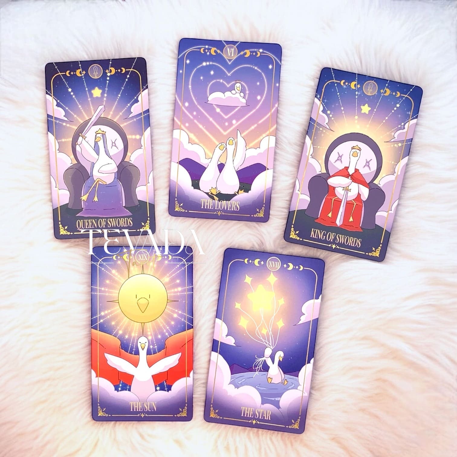 Descubre el Goose Tarot NEBULA II, una baraja de 78 cartas con lindos y aventureros gansos. Perfecta para lecturas intuitivas y crecimiento personal, esta fantástica baraja ofrece guía y claridad mágicas.