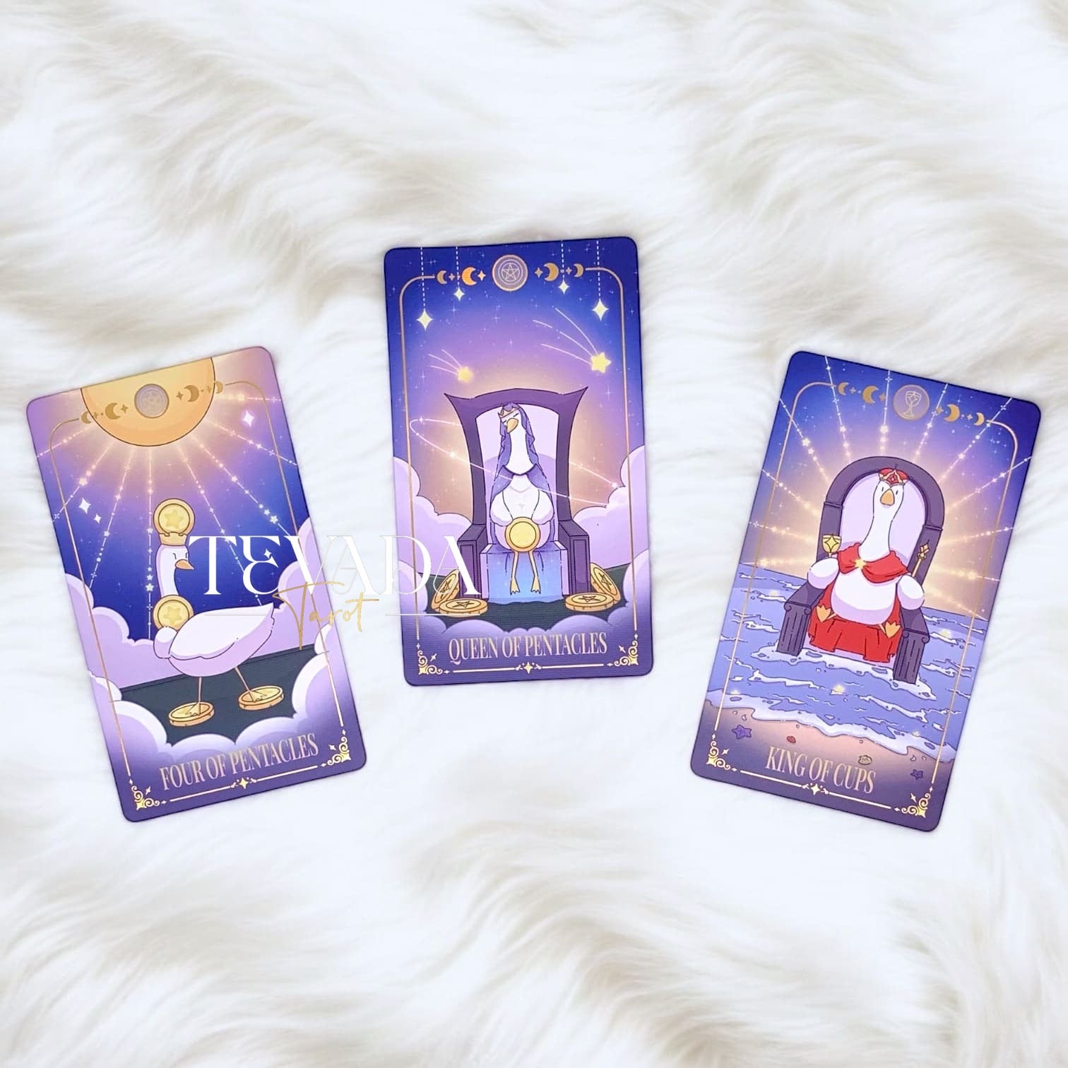 Descubre el Goose Tarot NEBULA II, una baraja de 78 cartas con lindos y aventureros gansos. Perfecta para lecturas intuitivas y crecimiento personal, esta fantástica baraja ofrece guía y claridad mágicas.