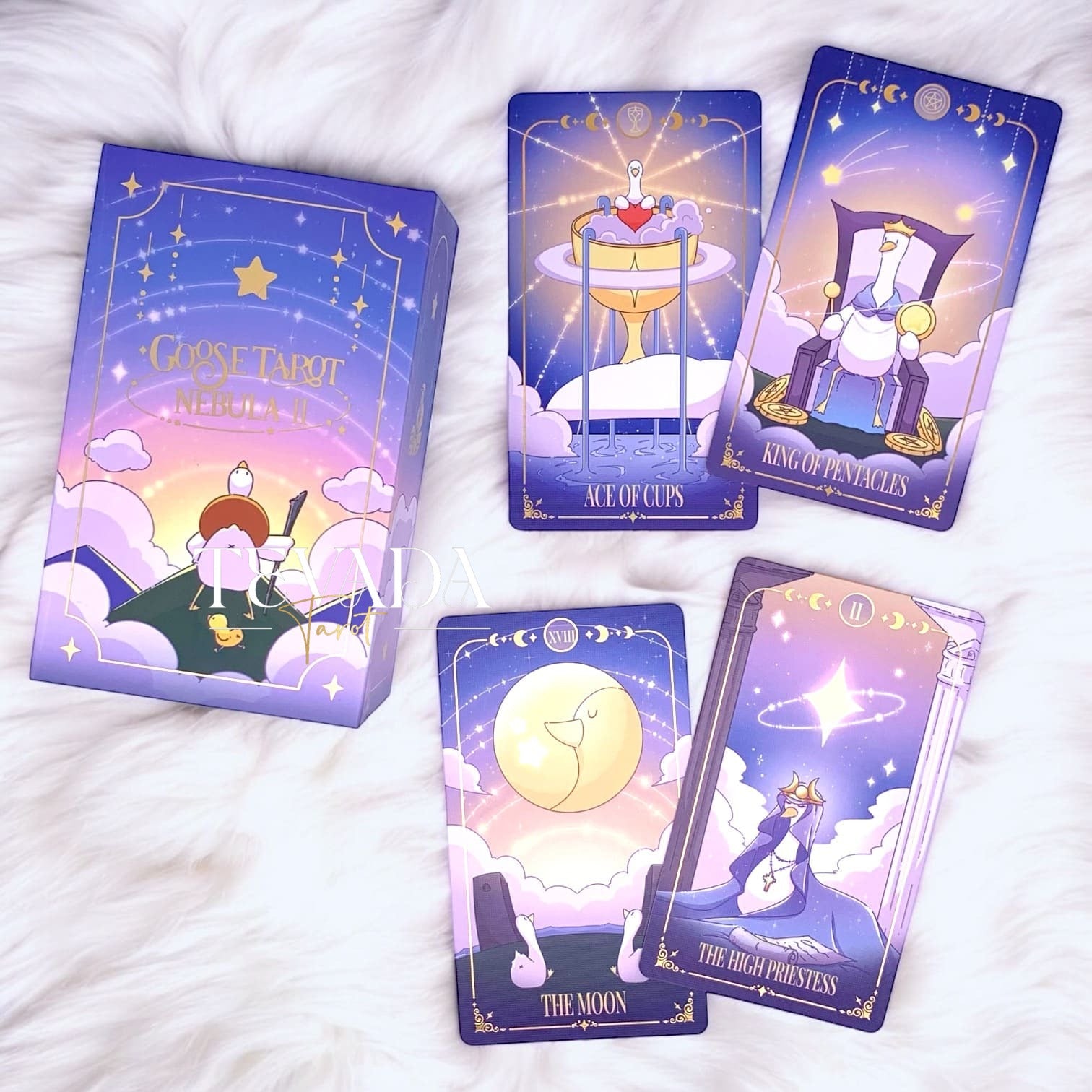Descubre el Goose Tarot NEBULA II, una baraja de 78 cartas con lindos y aventureros gansos. Perfecta para lecturas intuitivas y crecimiento personal, esta fantástica baraja ofrece guía y claridad mágicas.