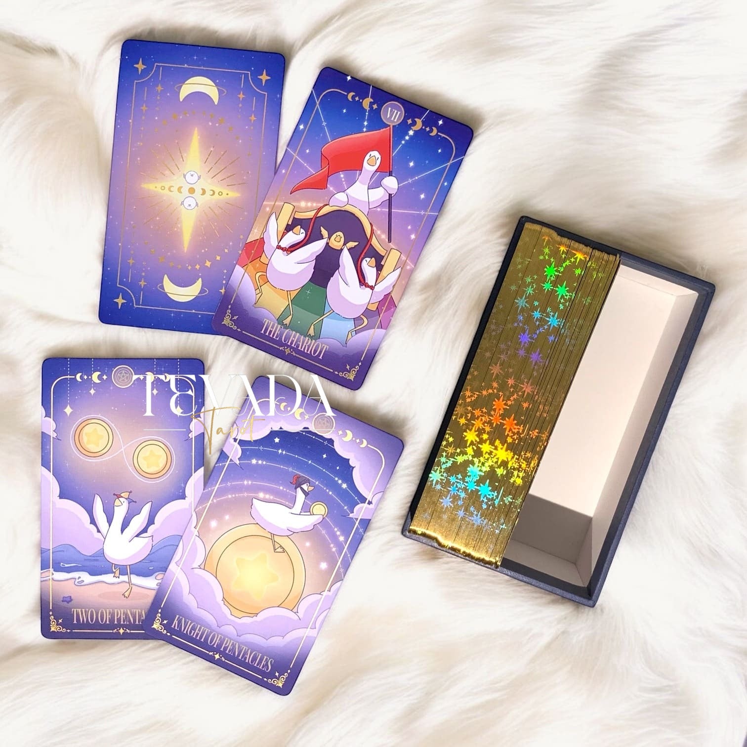 Descubre el Goose Tarot NEBULA II, una baraja de 78 cartas con lindos y aventureros gansos. Perfecta para lecturas intuitivas y crecimiento personal, esta fantástica baraja ofrece guía y claridad mágicas.