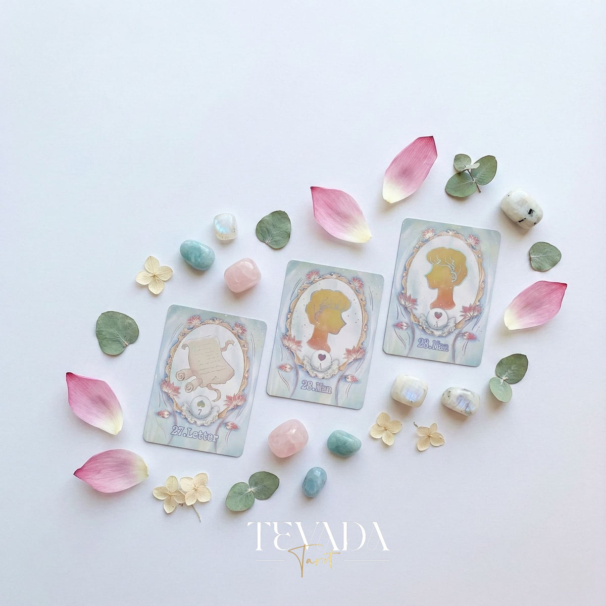 Baraja Lotus Path Lenormand con lámina dorada holográfica y arte de loto en colores pastel para una adivinación intuitiva.