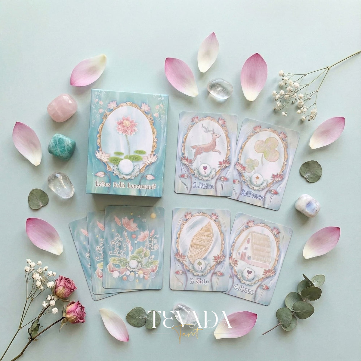 Baraja Lotus Path Lenormand con lámina dorada holográfica y arte de loto en colores pastel para una adivinación intuitiva.