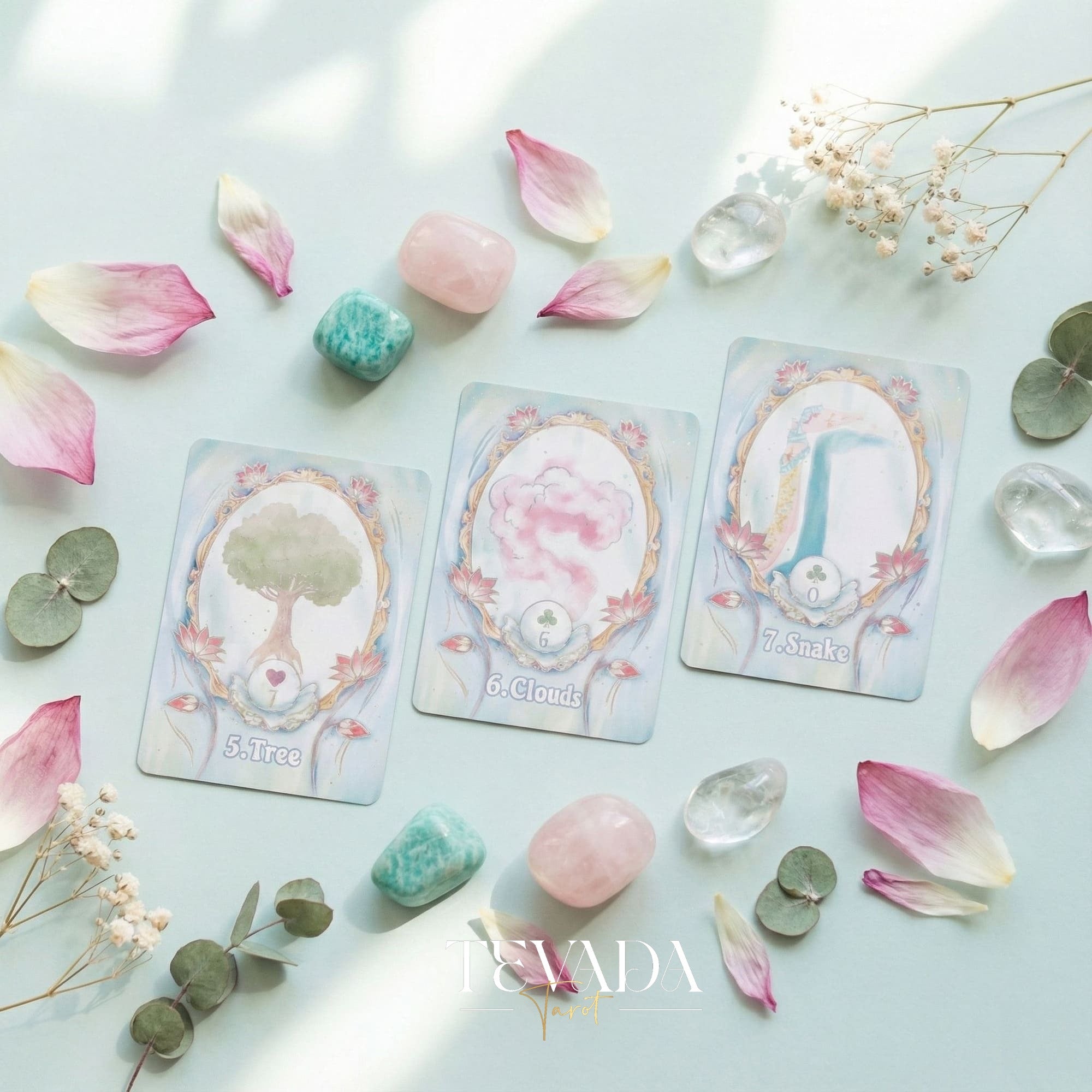 Baraja Lotus Path Lenormand con lámina dorada holográfica y arte de loto en colores pastel para una adivinación intuitiva.