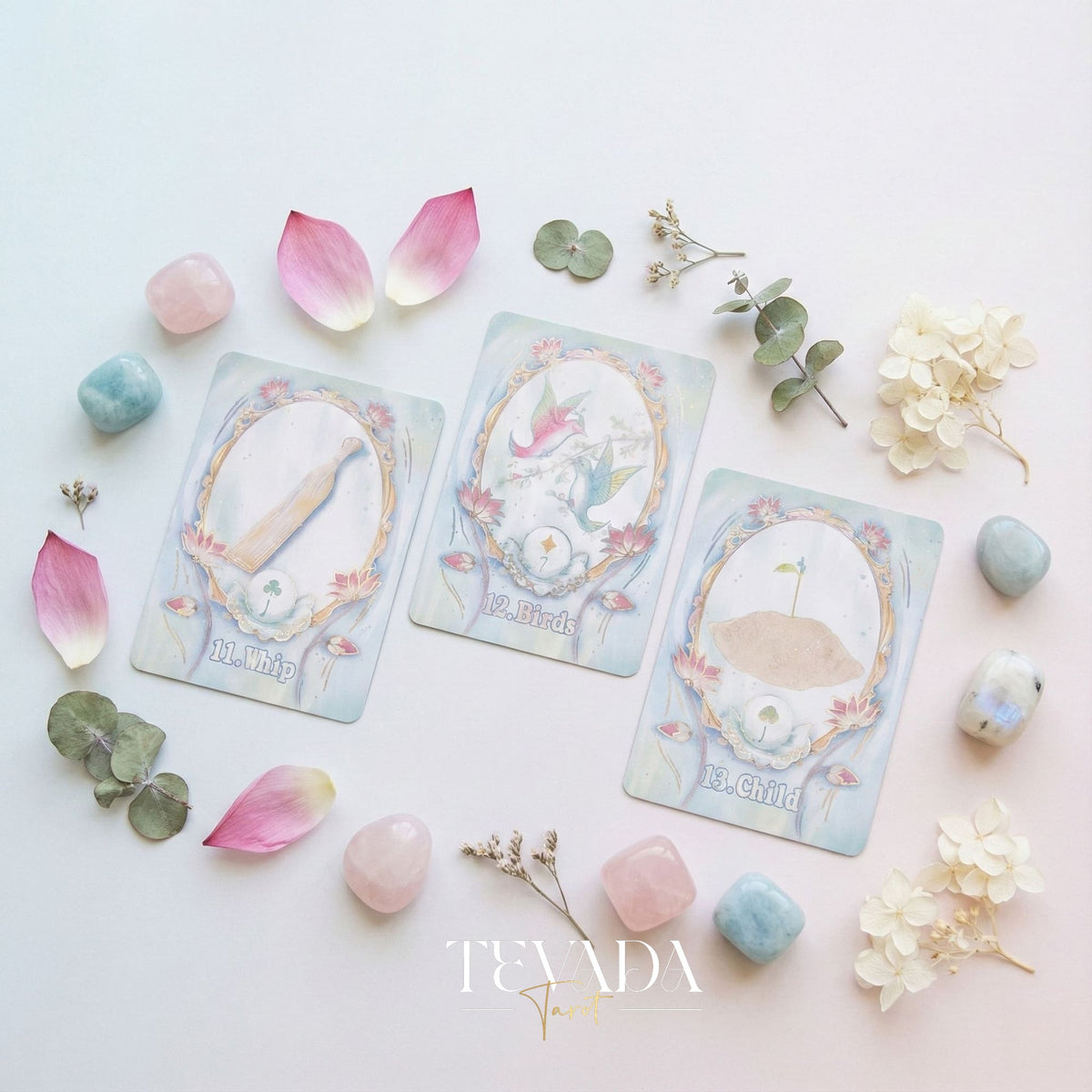 Baraja Lotus Path Lenormand con lámina dorada holográfica y arte de loto en colores pastel para una adivinación intuitiva.