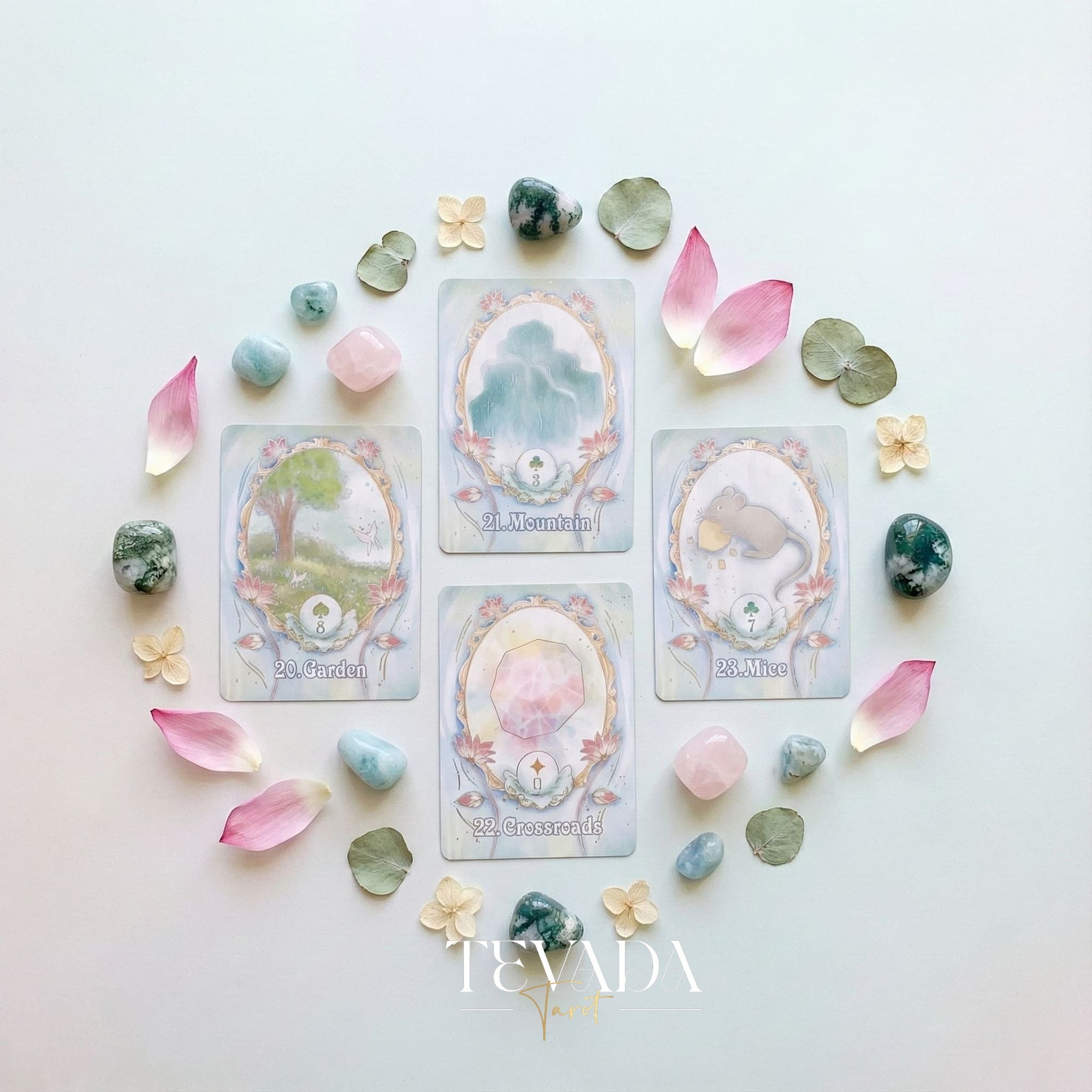 Baraja Lotus Path Lenormand con lámina dorada holográfica y arte de loto en colores pastel para una adivinación intuitiva.