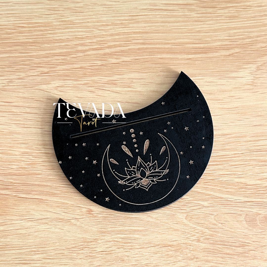 Display your favorite tarot card in style with this wooden moon-shaped stand. A mystical tool for spiritual focus, perfect for Wiccan rituals, tarot readings, and altar decor.