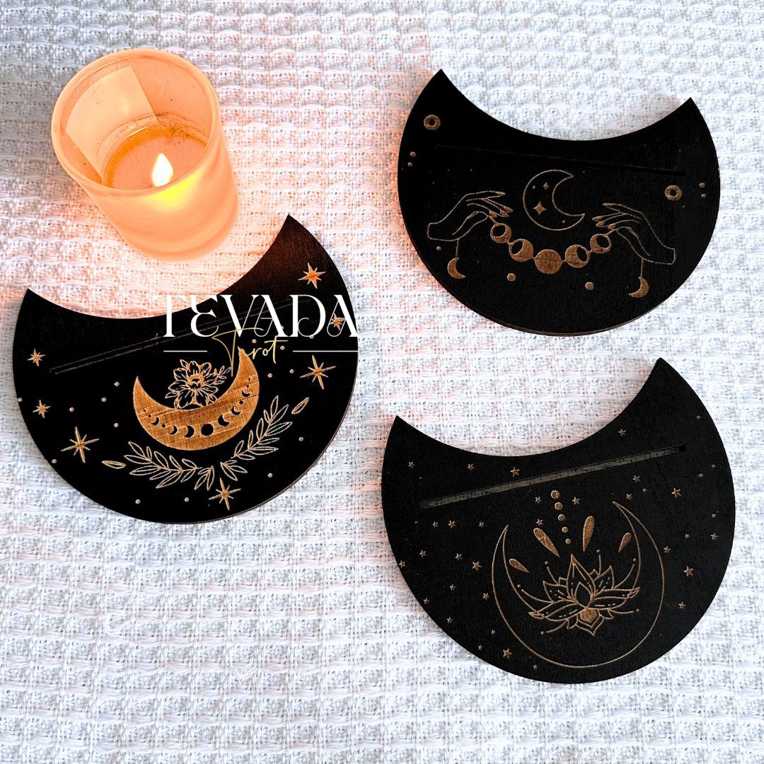 Display your favorite tarot card in style with this wooden moon-shaped stand. A mystical tool for spiritual focus, perfect for Wiccan rituals, tarot readings, and altar decor.