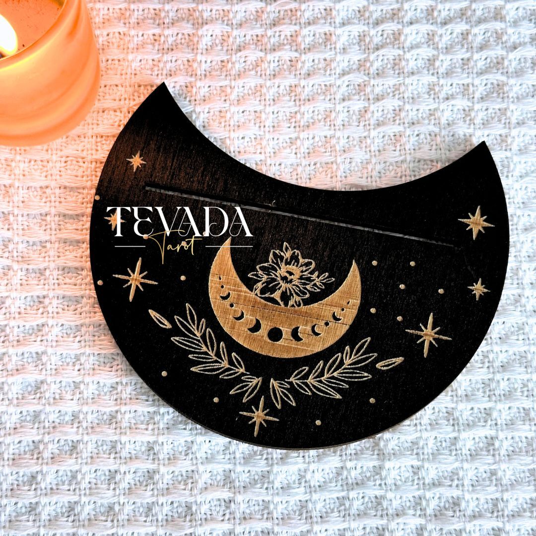 Display your favorite tarot card in style with this wooden moon-shaped stand. A mystical tool for spiritual focus, perfect for Wiccan rituals, tarot readings, and altar decor.