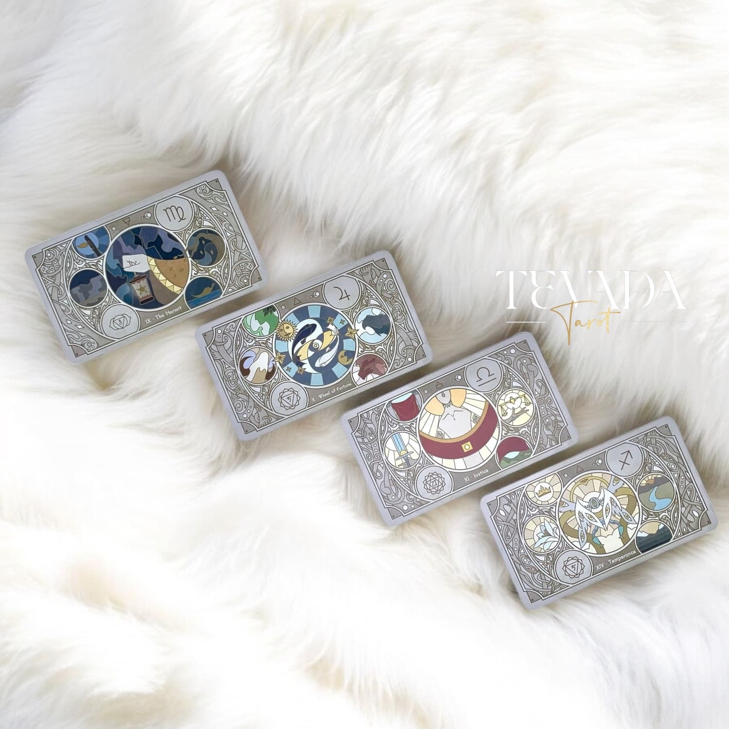 Descubra Sambucus Tarot II, una baraja Rider-Waite minimalista con un diseño horizontal único y un diseño de caja de inspiración vintage para lecturas intuitivas y modernas.