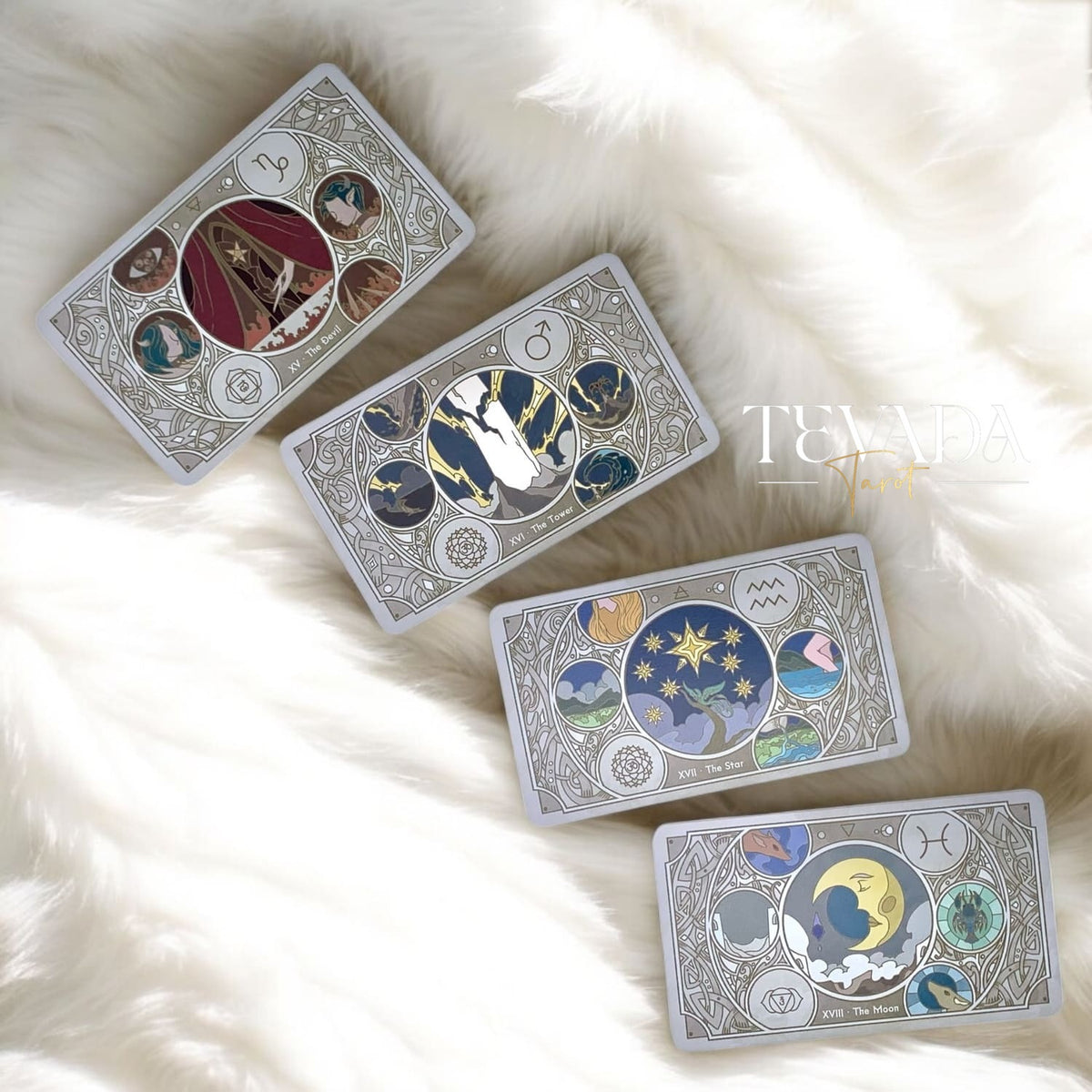 Descubra Sambucus Tarot II, una baraja Rider-Waite minimalista con un diseño horizontal único y un diseño de caja de inspiración vintage para lecturas intuitivas y modernas.