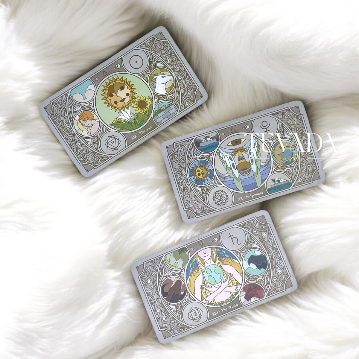 Descubra Sambucus Tarot II, una baraja Rider-Waite minimalista con un diseño horizontal único y un diseño de caja de inspiración vintage para lecturas intuitivas y modernas.