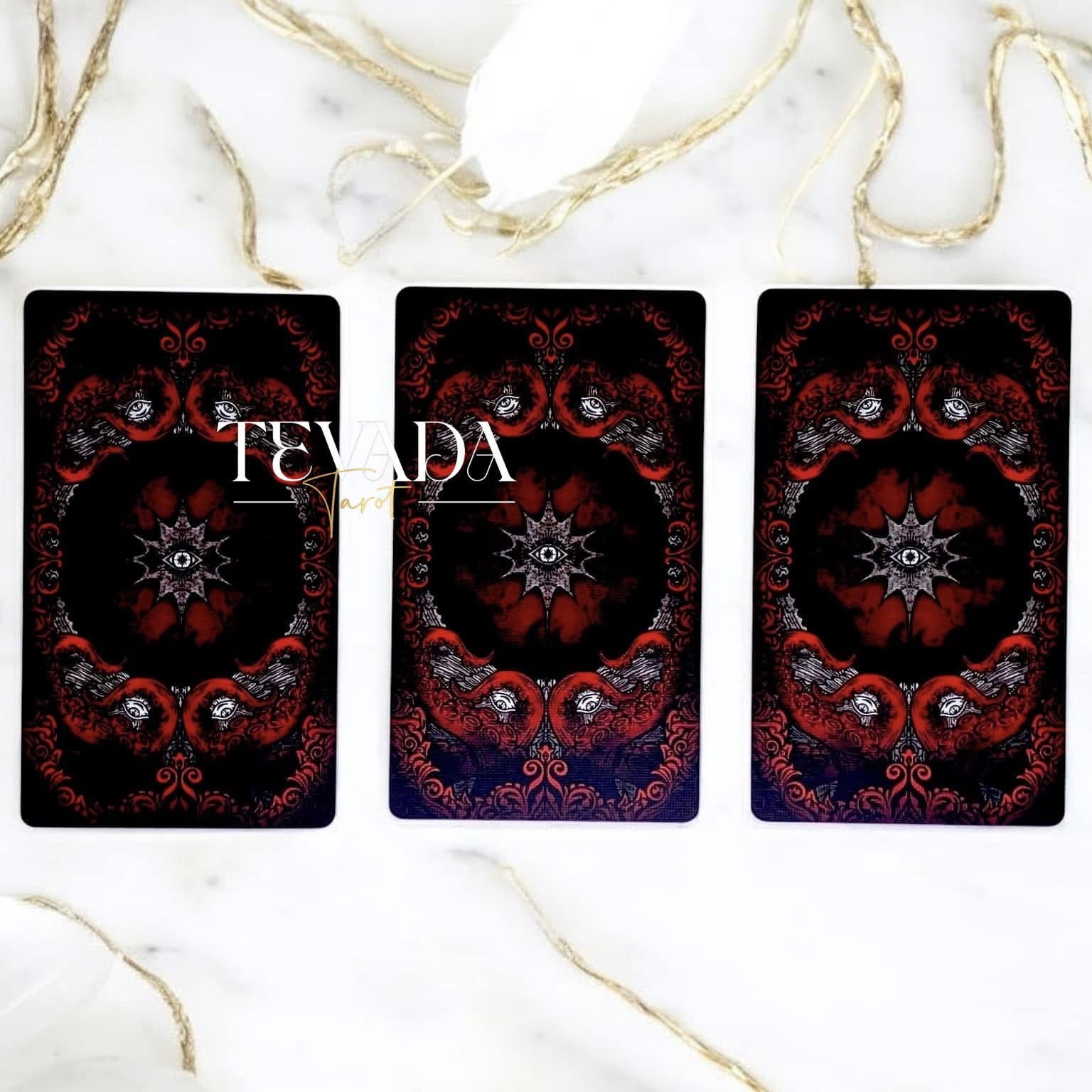 Explora el Soul Splash Tarot, una baraja de 82 cartas que combina el arte del cómic con una narración intuitiva. Enfréntate a los miedos, acepta la transformación y sumérgete en un mundo visualmente impresionante de magia y belleza grotesca.