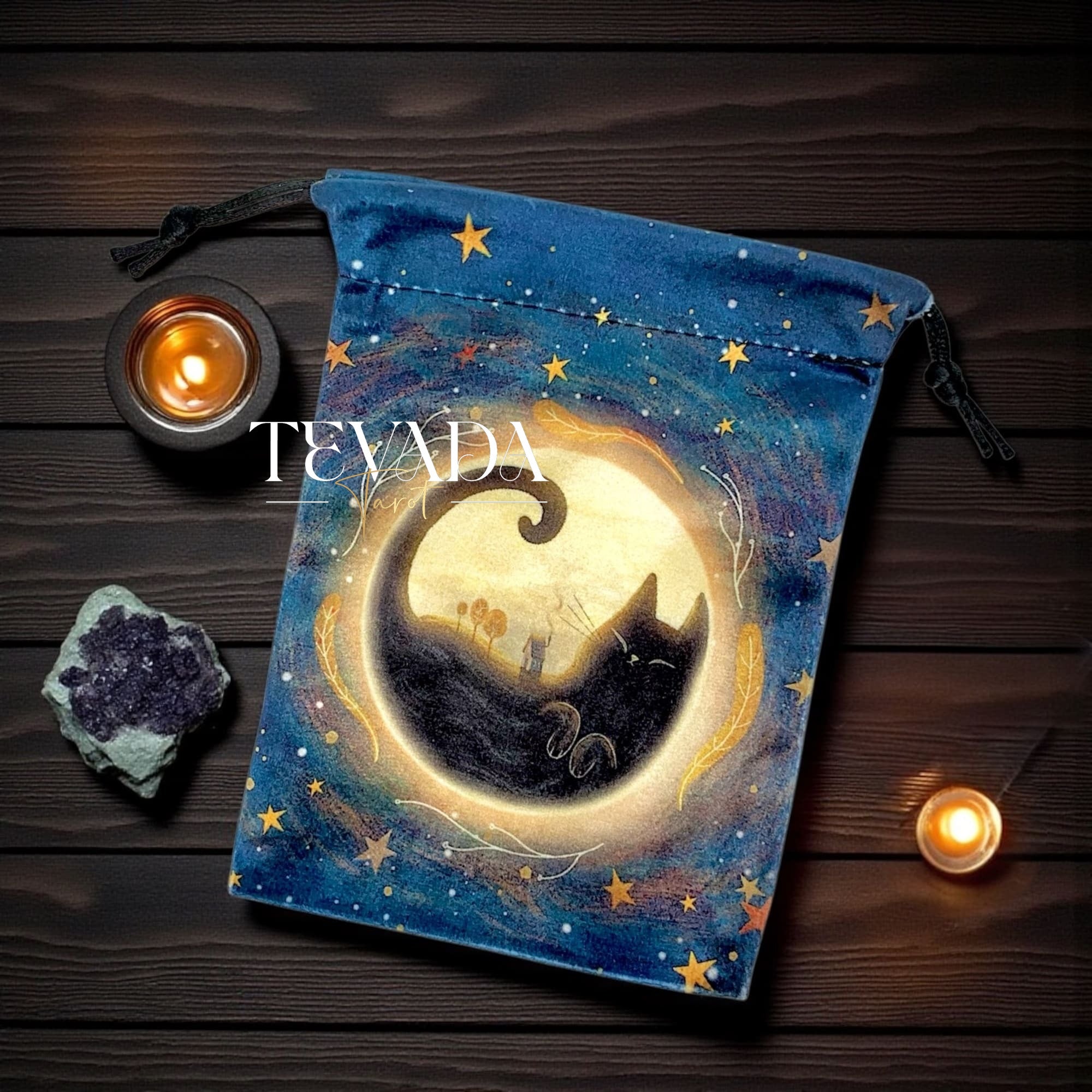 Sac de tarot en velours de soie avec un motif de chat noir mystique. Idéal pour ranger des cartes de tarot, des cristaux ou des pendules. Doux, durable, parfait pour les rituels et la protection spirituelle.
