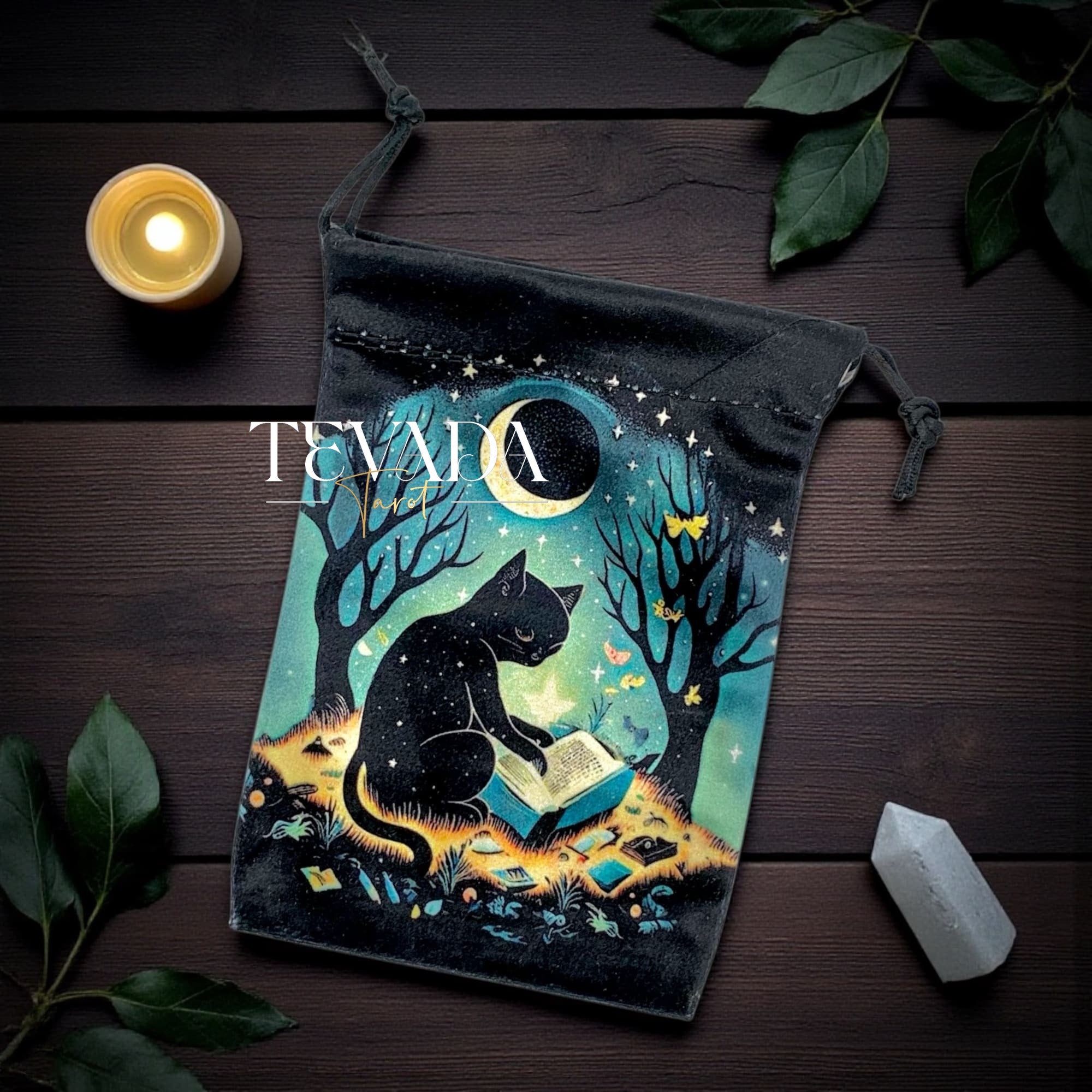 Silk velvet tarot bag featuring a mystical black cat design. Ideal for storing tarot cards, crystals, or pendulums. Soft, durable, perfect for rituals and spiritual protection.