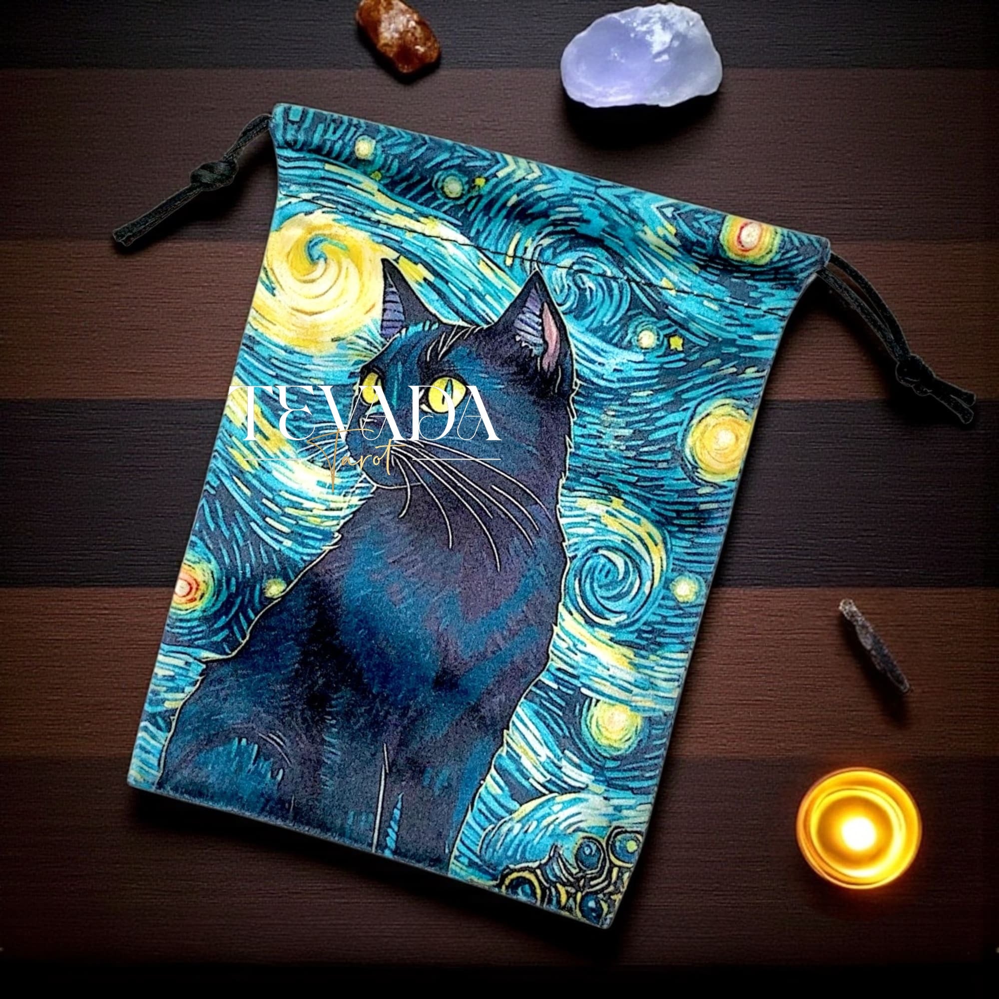 Silk velvet tarot bag featuring a mystical black cat design. Ideal for storing tarot cards, crystals, or pendulums. Soft, durable, perfect for rituals and spiritual protection.