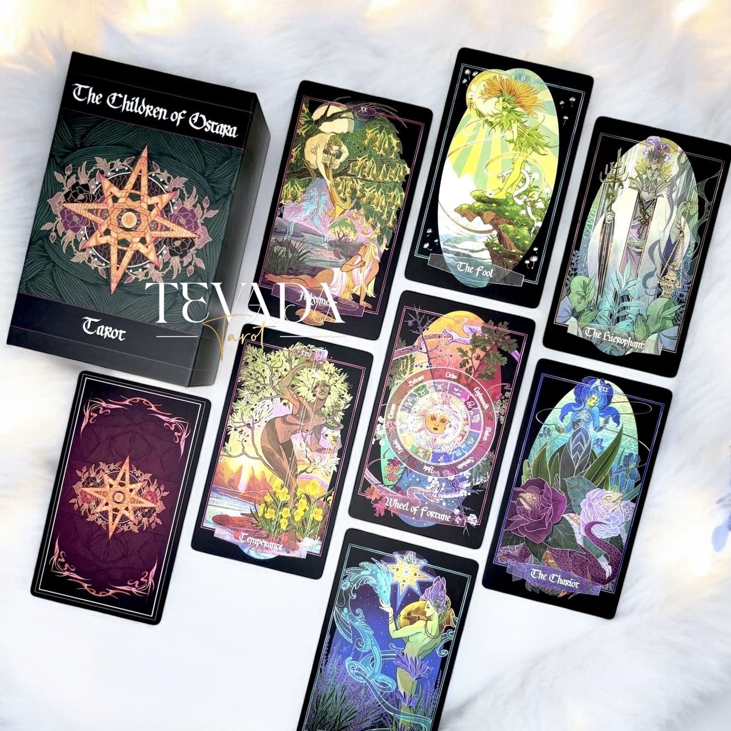 Children of Ostara Tarot BLACK Edition : Un jeu botanique de 78 cartes présentant des plantes aux significations magiques. Connectez-vous à la sagesse de la nature et améliorez vos lectures de tarot avec des correspondances élémentaires.