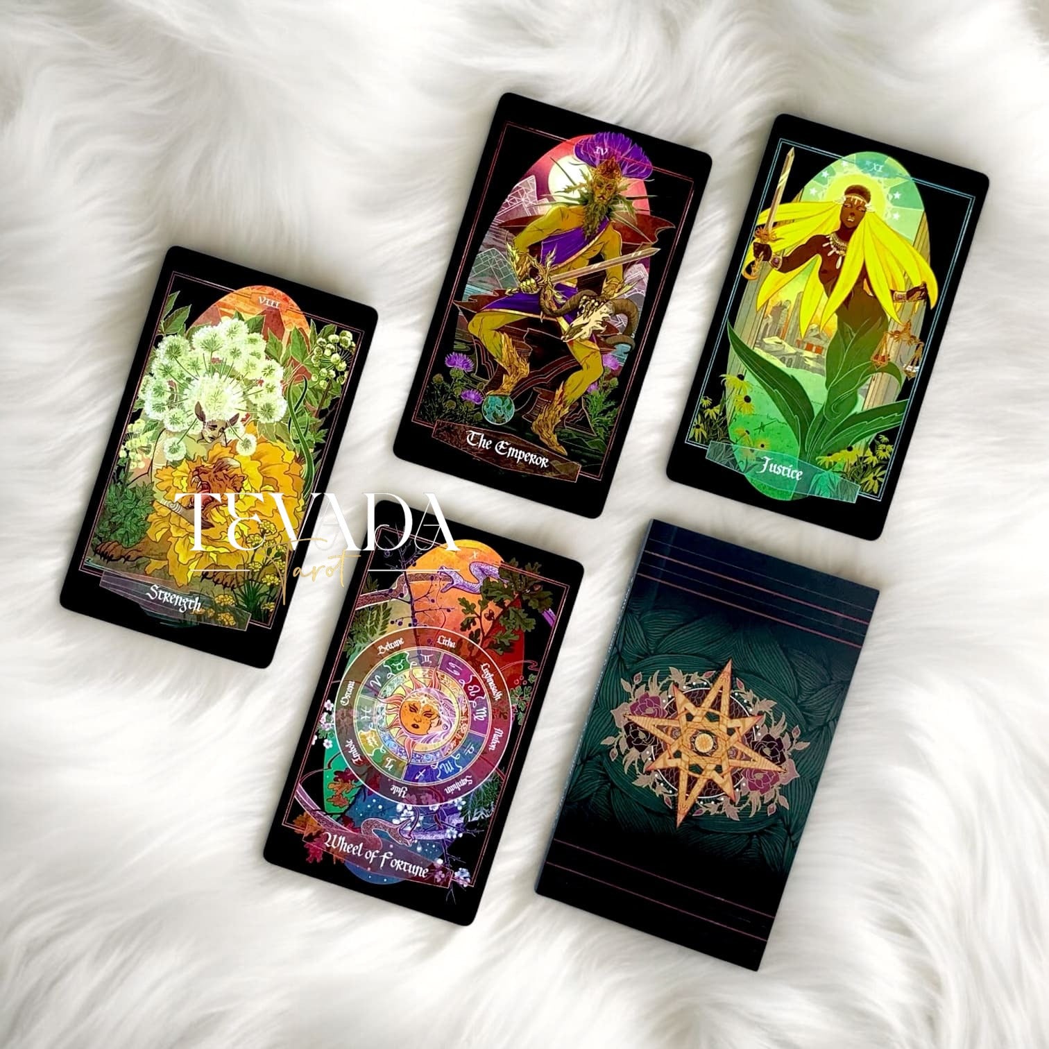 Children of Ostara Tarot BLACK Edition : Un jeu botanique de 78 cartes présentant des plantes aux significations magiques. Connectez-vous à la sagesse de la nature et améliorez vos lectures de tarot avec des correspondances élémentaires.