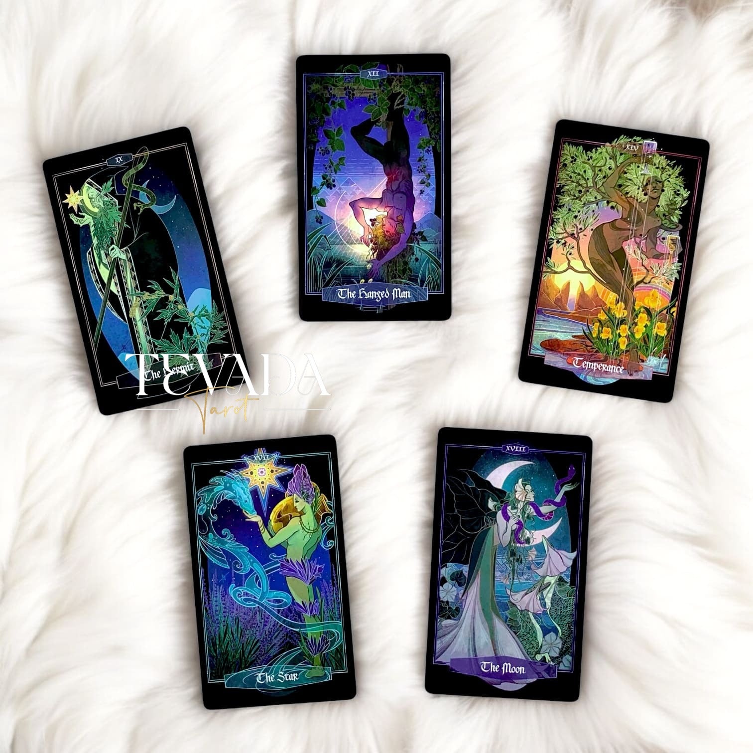 Children of Ostara Tarot BLACK Edition : Un jeu botanique de 78 cartes présentant des plantes aux significations magiques. Connectez-vous à la sagesse de la nature et améliorez vos lectures de tarot avec des correspondances élémentaires.
