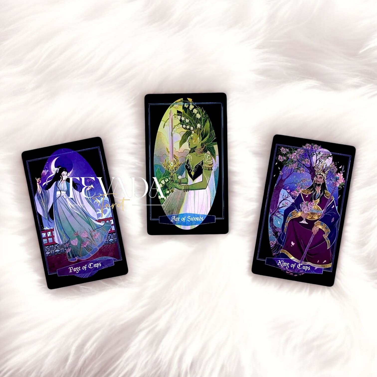 Children of Ostara Tarot BLACK Edition : Un jeu botanique de 78 cartes présentant des plantes aux significations magiques. Connectez-vous à la sagesse de la nature et améliorez vos lectures de tarot avec des correspondances élémentaires.