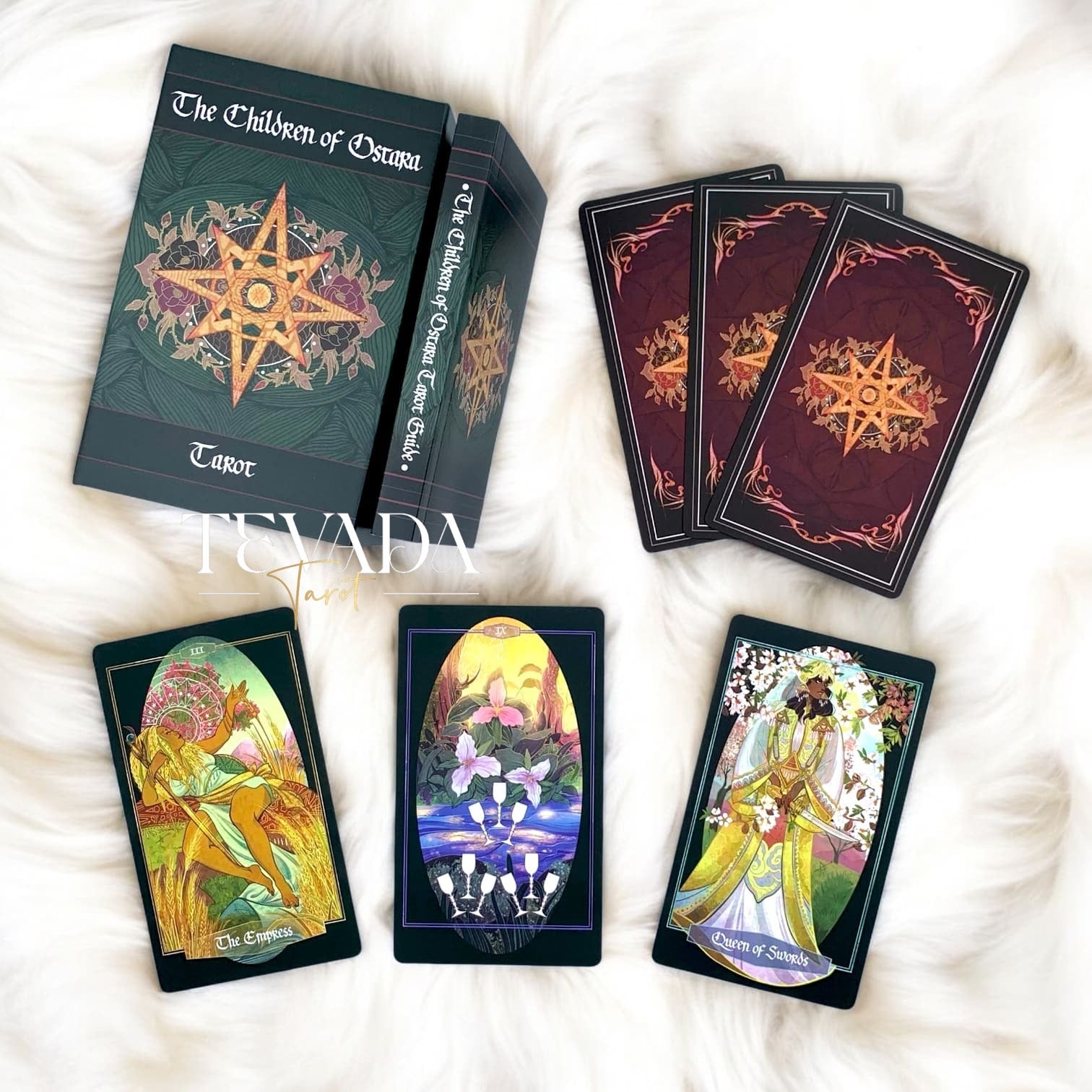 Children of Ostara Tarot BLACK Edition : Un jeu botanique de 78 cartes présentant des plantes aux significations magiques. Connectez-vous à la sagesse de la nature et améliorez vos lectures de tarot avec des correspondances élémentaires.